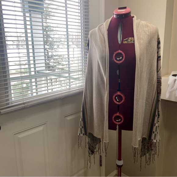 Billabong women beige cotton blend Aztec print fringe hem cardigan. Size S. Used - Picture 6 of 6